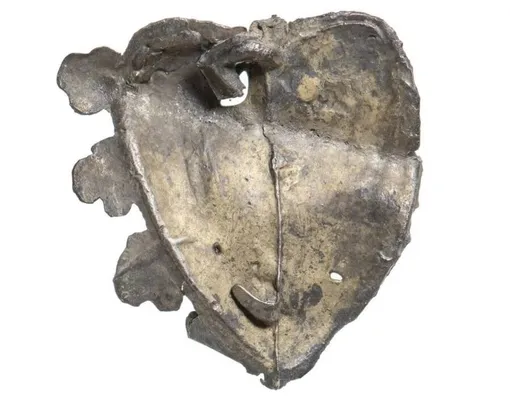 Средневековый значок из свинца в форме цветущего сердца. / Средневековый значок из свинца в форме цветущего сердца. /