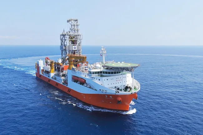 Новое научное судно Китая сможет бурить морское дно на глубине 5000 м