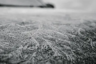 Природа-художник: как образуются снежные узоры на капоте автомобиля