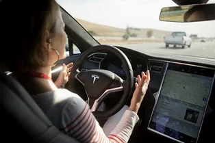 Владельцы Tesla требуют запретить испытывать на них автопилот