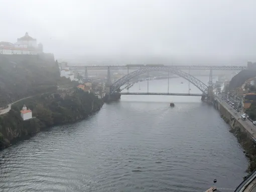 Чаще всего туман возникает возле водоемов, где, как известно, вода остывает довольно медленно: разница температур между относительно теплым воздухом над водой и прохладным воздухом вблизи суши становится причиной конденсации влаги. Туман над водоемом