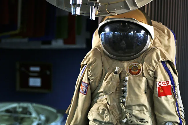Добраться до Луны: история создания советского скафандра «Кречет-94», который так и не слетал в космос