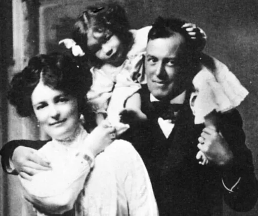 Роуз и Алистер Кроули и их вторая дочь Лола Заза Кроули. /