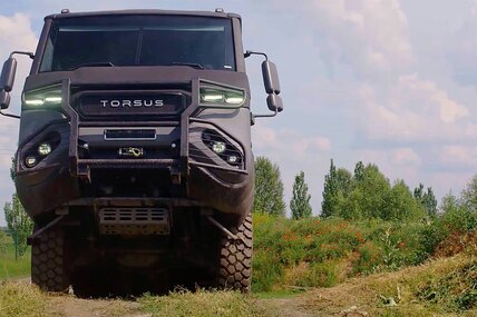 Современная «вахтовка»: первый в мире внедорожный автобус