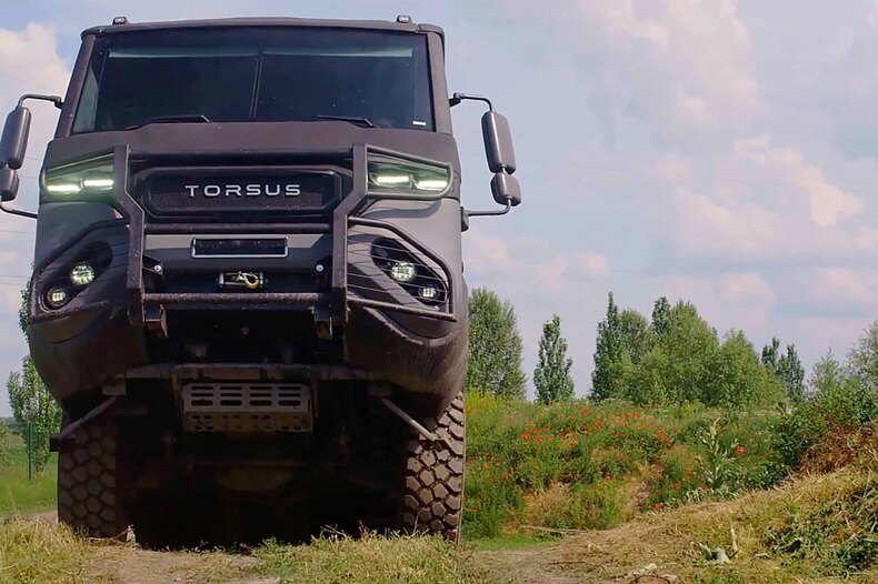 Современная «вахтовка»: первый в мире внедорожный автобус
