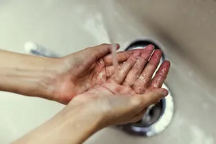 Почему не стоит мыть руки в туалете самолета