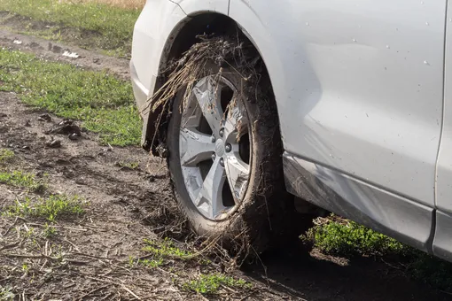 грязное колесо автомобиля грязное колесо автомобиля