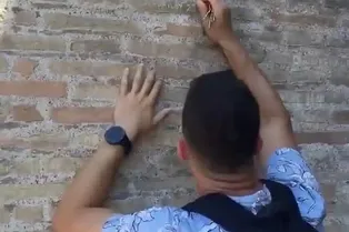 Турист выцарапал «Иван + Хейли» на римском Колизее. Ему грозит до 5 лет тюрьмы!