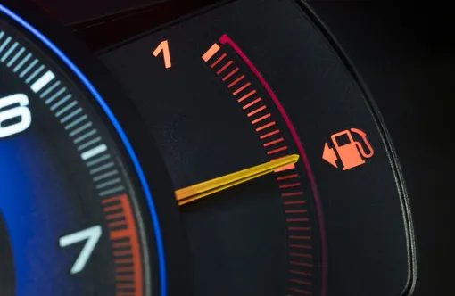 приборная панель авто фото топливо бензин стрелка уровень топлива