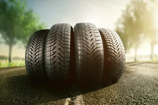 Липучка и всесезонная резина: чем они отличаются? Липучка и всесезонная резина: чем они отличаются?