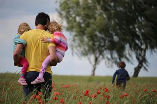 Неудобные вопросы! Что делать родителю, если он любит лишь одного ребенка из двух?