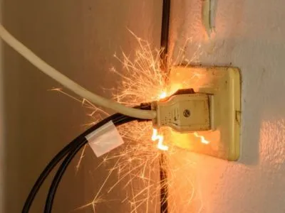 Аварийная электросеть — самая частая причина пожаров. sparks 220 outlet