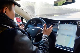 Автопилот Tesla не считает велосипедистов за людей