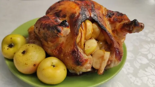 Курицу, фаршированную яблоками, можно запекать на вертеле, мангале, в пакете для запекания Курица, фаршированная яблоками