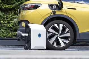 «Powerbank» для электромобиля: представлена зарядка для авто, которую можно носить с собой