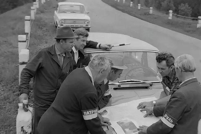 «Опасайтесь миражей, пылевых облаков и обгонов»: как в СССР учили ездить в летнюю жару