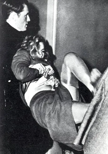 Фермера сдерживают во время судебного слушания в 1943 году. Фермера сдерживают во время судебного слушания в 1943 году.
