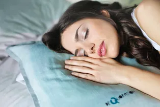 Почему вас часто клонит в сон днем: оказывается, все дело в генах!