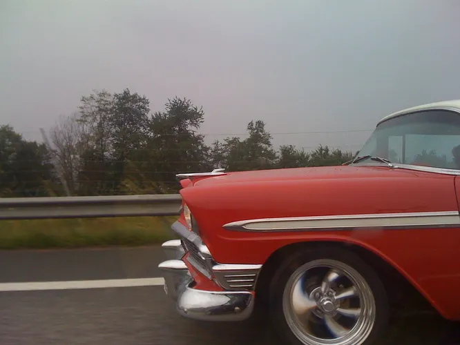 Вы выехали на встречку и только сейчас заметили встречный автомобиль. Завершить обгон или вернуться назад вы уже не успеваете. Ваши действия?