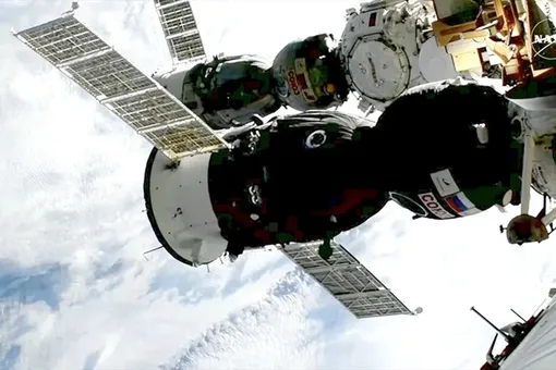 Космонавты Роскосмоса и астронавт NASA прилетели на МКС и успели на праздник