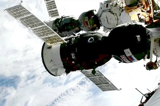 Космонавты Роскосмоса и астронавт NASA прилетели на МКС и успели на праздник