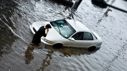 затопленный наводнением автомобиль