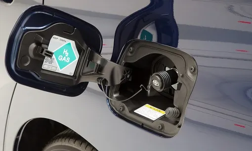 Одна заправка Toyota Mirai в Калифорнии обойдется в $200. заправочный люк toyota mirai