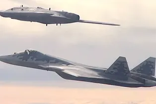 «Охотник» впервые полетал с Су-57: видео
