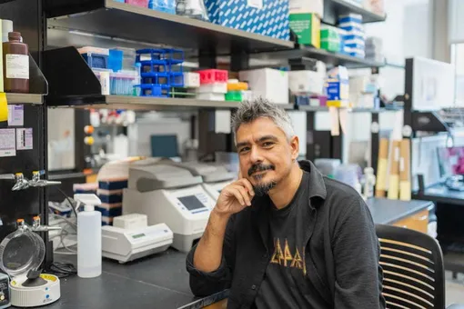 Доктор Ондер Албайрам в своей лаборатории в MUSC.