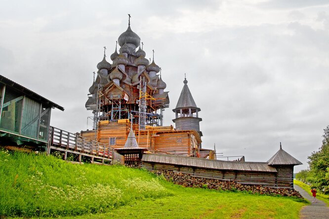 Как спасают от разрушения уникальную церковь на острове Кижи