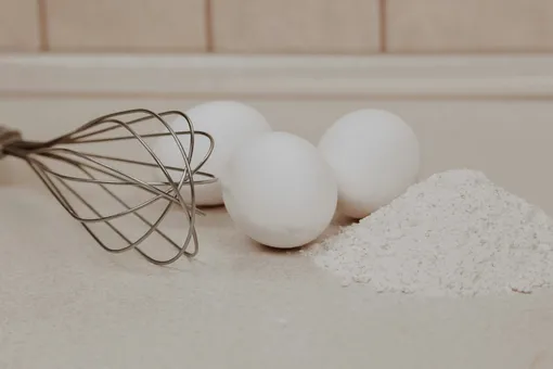 Венчик, мука и яйца Венчик, мука и яйца