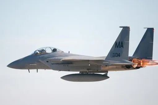 Курьез в ВВС США: пассажир случайно катапультировался из истребителя F-15 Курьез в ВВС США: пассажир случайно катапультировался из истребителя F-15