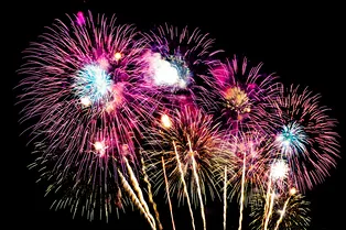 Магия в небе: как химические формулы превращаются в разноцветные салюты Магия в небе: как химические формулы превращаются в разноцветные салюты