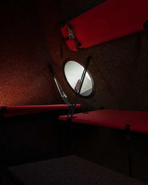 Внутри музея-палатки 9 спальных платформ, деревянная скамейка и потолочное окно. /