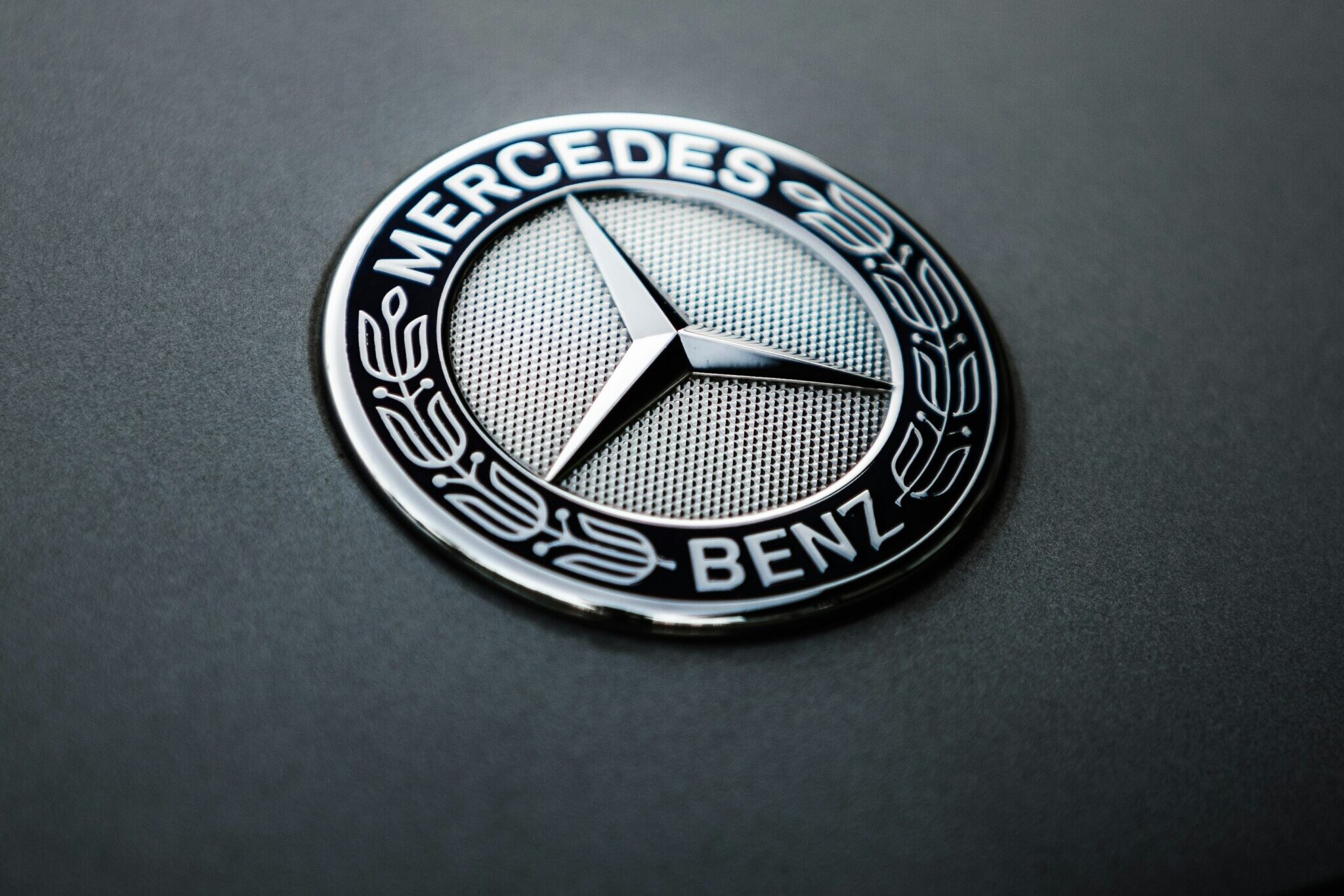 Mercedes нашел способ заряжать электромобили солнечной энергией без солнечных панелей