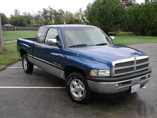 Dodge Ram 1994 года. С его появлением Америка впервые осознала, что пикап может быть красивым. Dodge Ram 1994 года