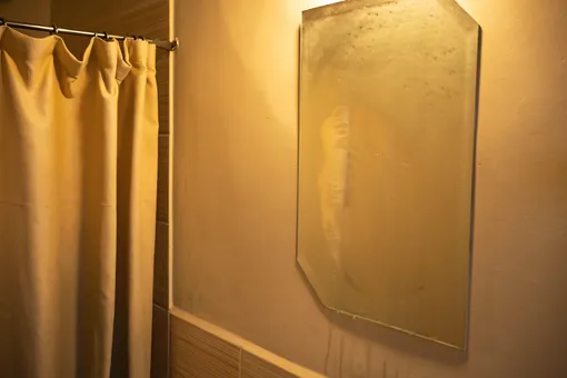 Запотевшее зеркало в ванной комнате Запотевшее зеркало в ванной комнате