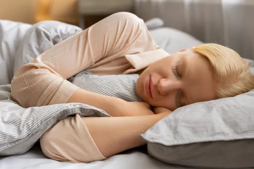 девушка спит, дневной сон