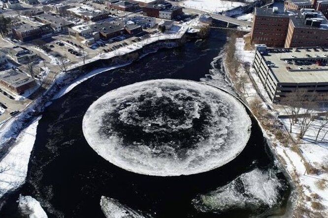 Загадочная ледяная «луна» вращается в водах реки Загадочная ледяная «луна» вращается в водах реки