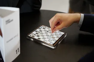 Как прошел первый в мире сеанс одновременной игры в шахматы на складных смартфонах