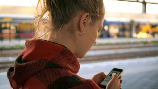 человек смотрит в телефон человек смотрит в телефон
