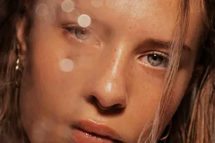 Эксперты рассказали, как чрезмерно красивая внешность снижает доверие Эксперты рассказали, как чрезмерно красивая внешность снижает доверие