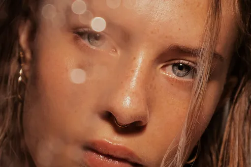 Эксперты рассказали, как чрезмерно красивая внешность снижает доверие