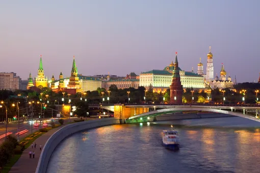 Если вы приехали отсюда, вам лучше не сомневаться, как правильно – «с Москвы» или «из Москвы» Панорамный вид на Красную площадь