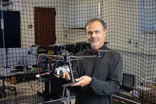 Инженер Университета Пердью Каушик Рой использует эффективность работы мозга в качестве источника вдохновения для помощи автономным транспортным средствам, ориентирующимся с помощью зрительных датчиков, в навигации по окружающей среде. Рой и его команда разрабатывают энергоэффективную систему, состоящую из датчиков, алгоритмов и аппаратного обеспечения, которая позволяет дронам и роботам обходить препятствия.