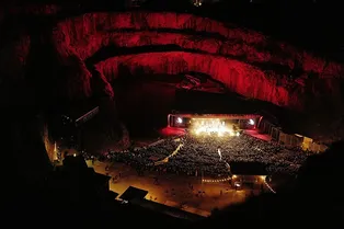 Залы, построенные на местах падения метеорита и проведения раскопок: 5 легендарных концертных площадок Залы, построенные на местах падения метеорита и проведения раскопок: 5 легендарных концертных площадок