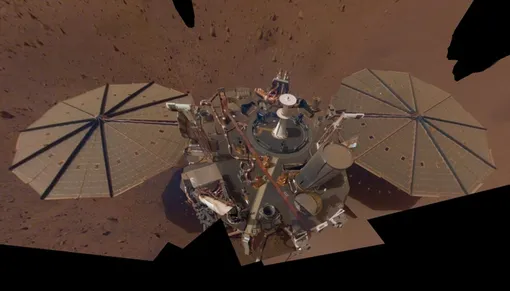 Аппарат NASA InSight сделал это селфи в 2019 году с помощью камеры на роботизированной руке. Он также использовал руку для установки сейсмометра, данные которого были использованы в исследовании 2025 года, показавшем, что удары небесных тел оставили обломки глубоко в недрах Марса. Аппарат NASA InSight сделал это селфи в 2019 году с помощью камеры на роботизированной руке. Он также использовал руку для установки сейсмометра, данные которого были использованы в исследовании 2025 года, показавшем, что удары небесных тел оставили обломки глубоко в недрах Марса.