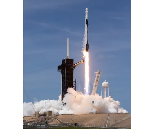 Стартует ракета-носитель Falcon 9 SpaceX. Википедия Стартует ракета-носитель Falcon 9 SpaceX. Википедия
