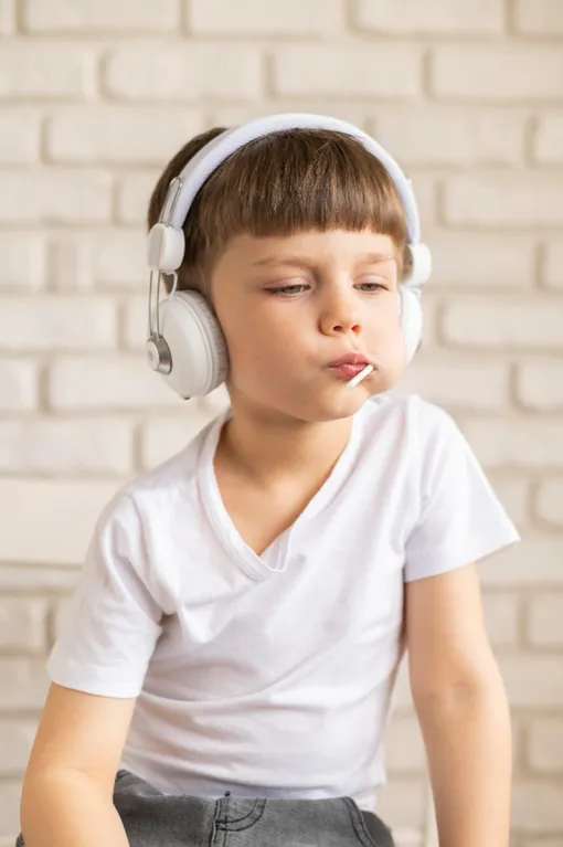 мальчик в наушниках