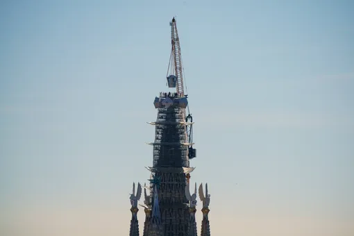 Завершение работ над внешним обликом храма Святого Семейства совпадало со 100-летием со дня смерти Антонио Гауди. Завершение строительства собора Святого Семейства